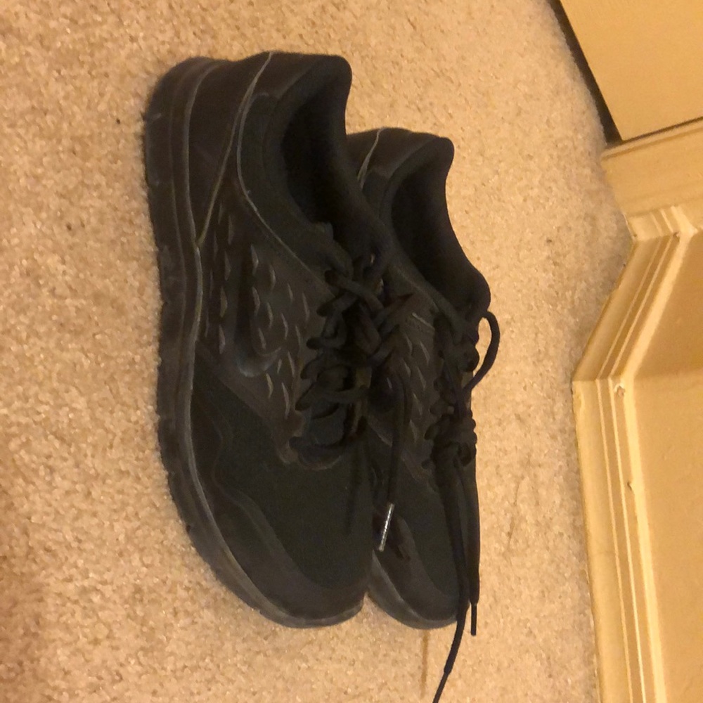 all back mike sneakers